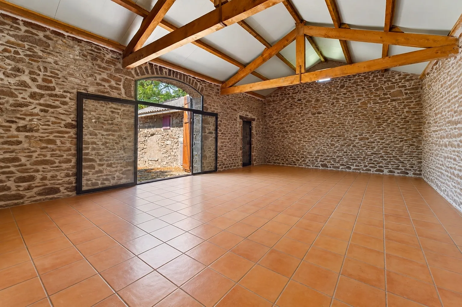 La Ferrière — grande salle pierre