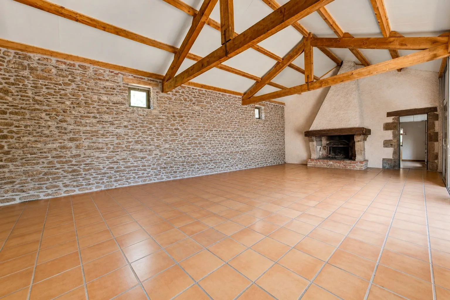 La Ferrière — grande salle cheminee